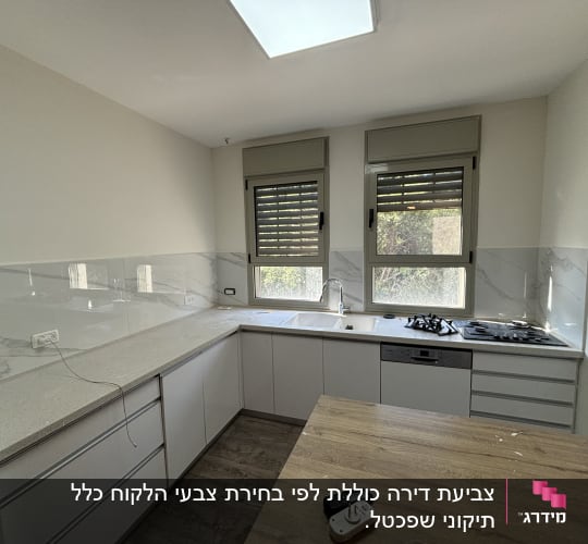 מטבח מודרני עם שיש לבן וארונות אפורים
